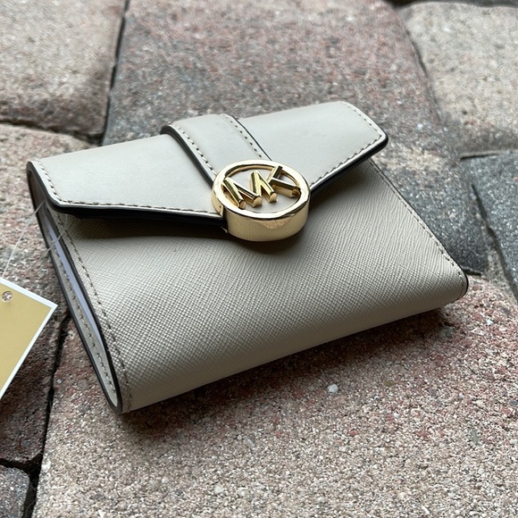 MICHAEL KORS CARMEN MEDIUM LOGO AND FAUX LEATHER WALLET LIGHT SAND - Picture 12 of 16